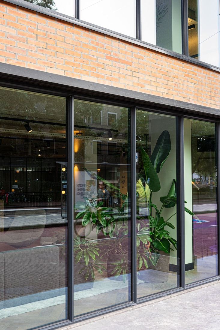 Moderne aluminium pui in een commercieel pand