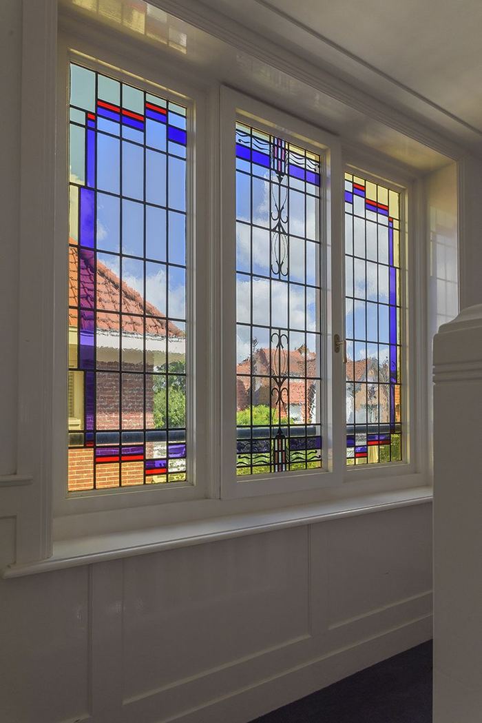 Glas-in-lood raam met uitzicht op de omliggende huizen