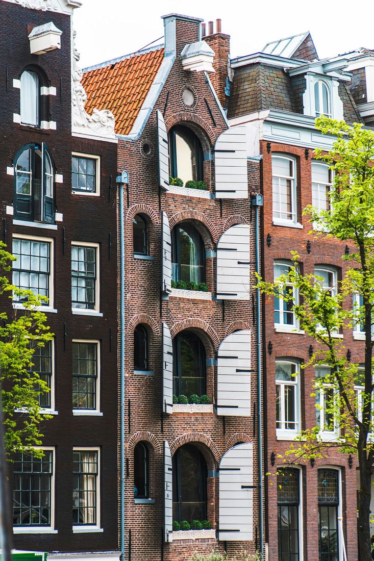 Klassieke Amsterdamse gevel met houten kozijnen