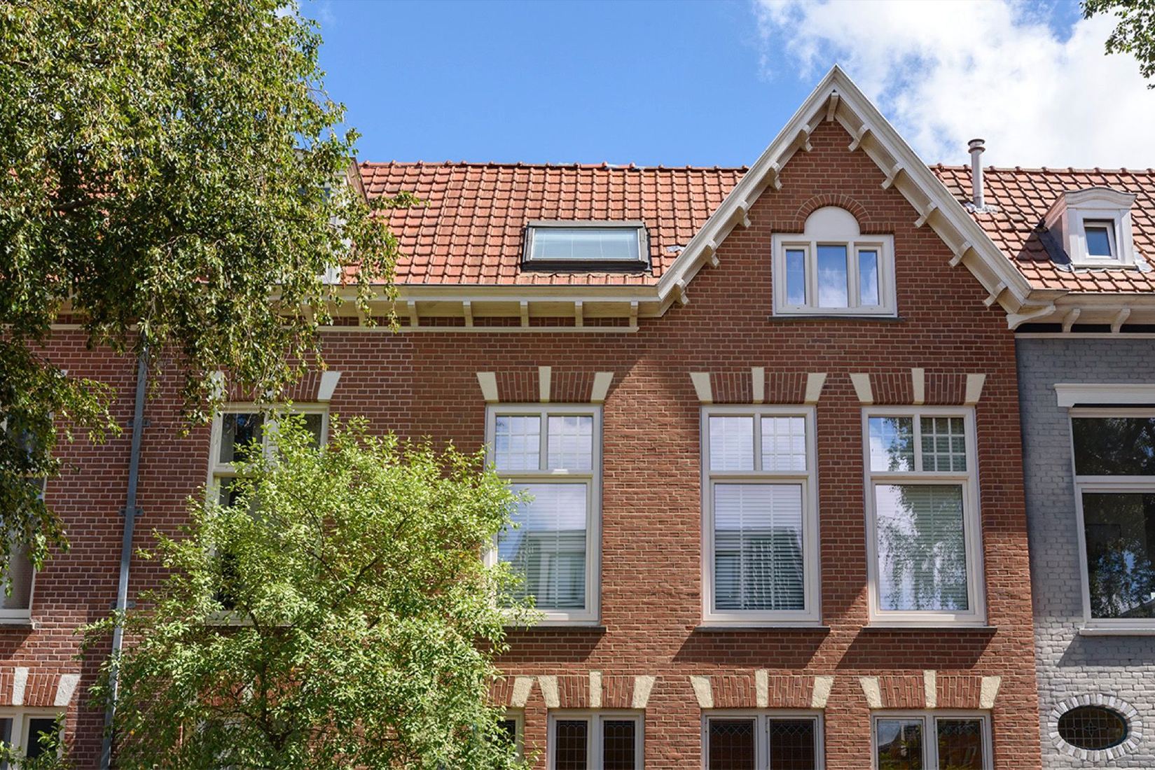 Karakteristieke woning met witte kunststof kozijnen